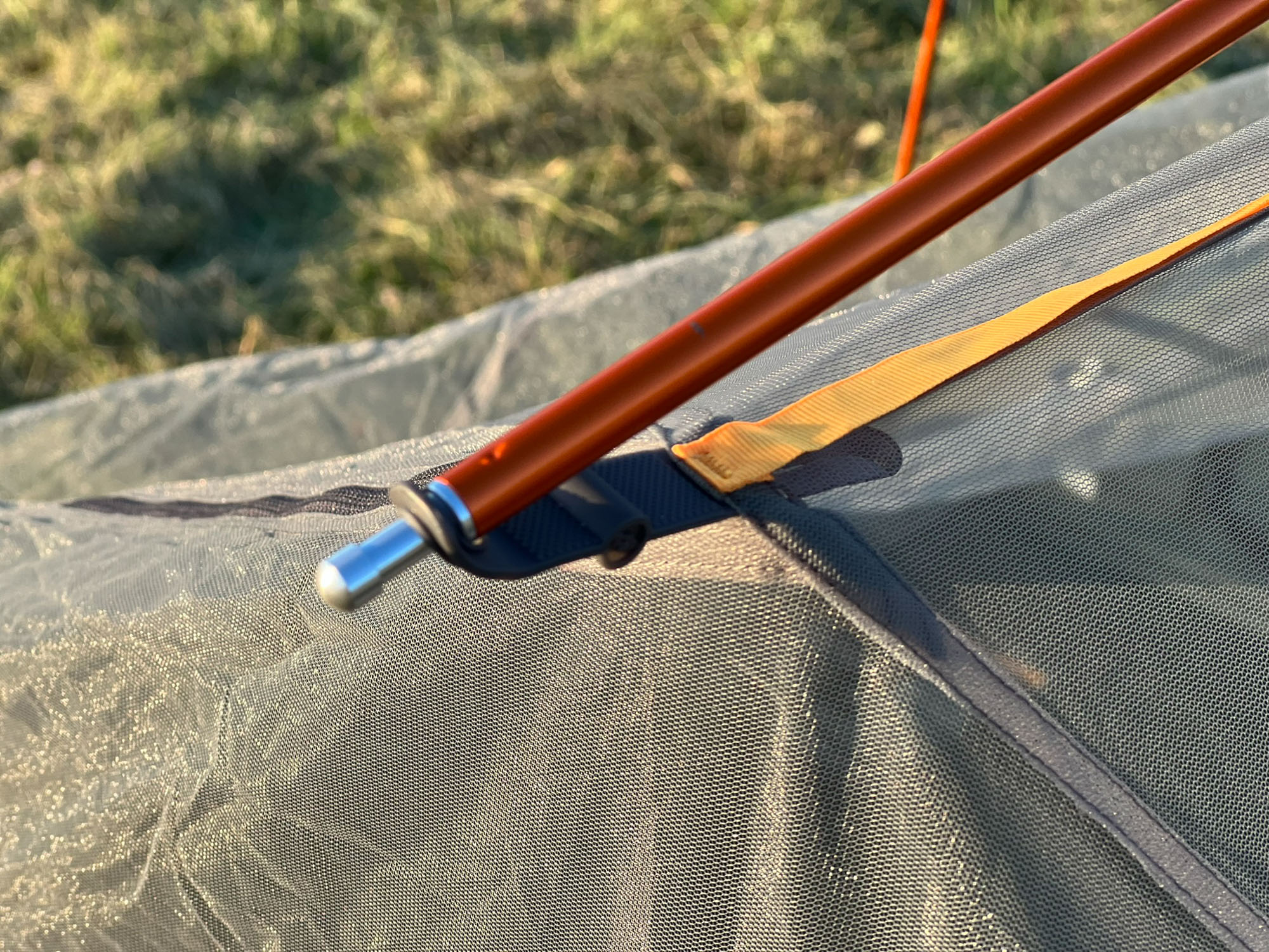 detail poutka pro ukotvení vnitřního stanu Big Agnes Copper Spur