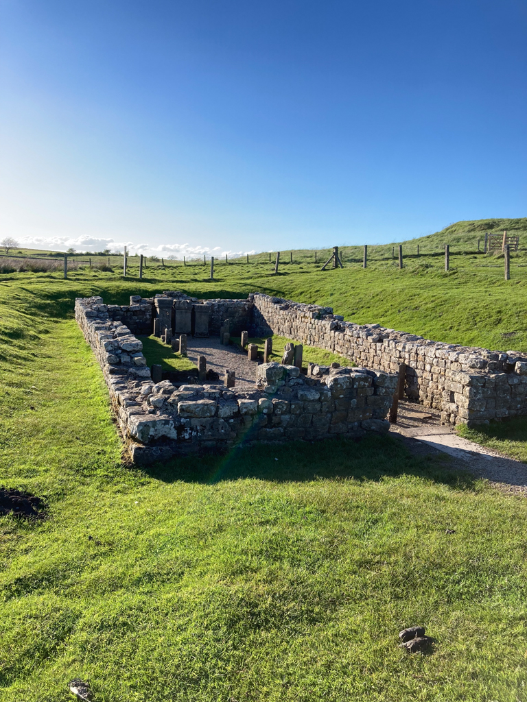 Hadrianuv Val Nalehko Temple of Mithras