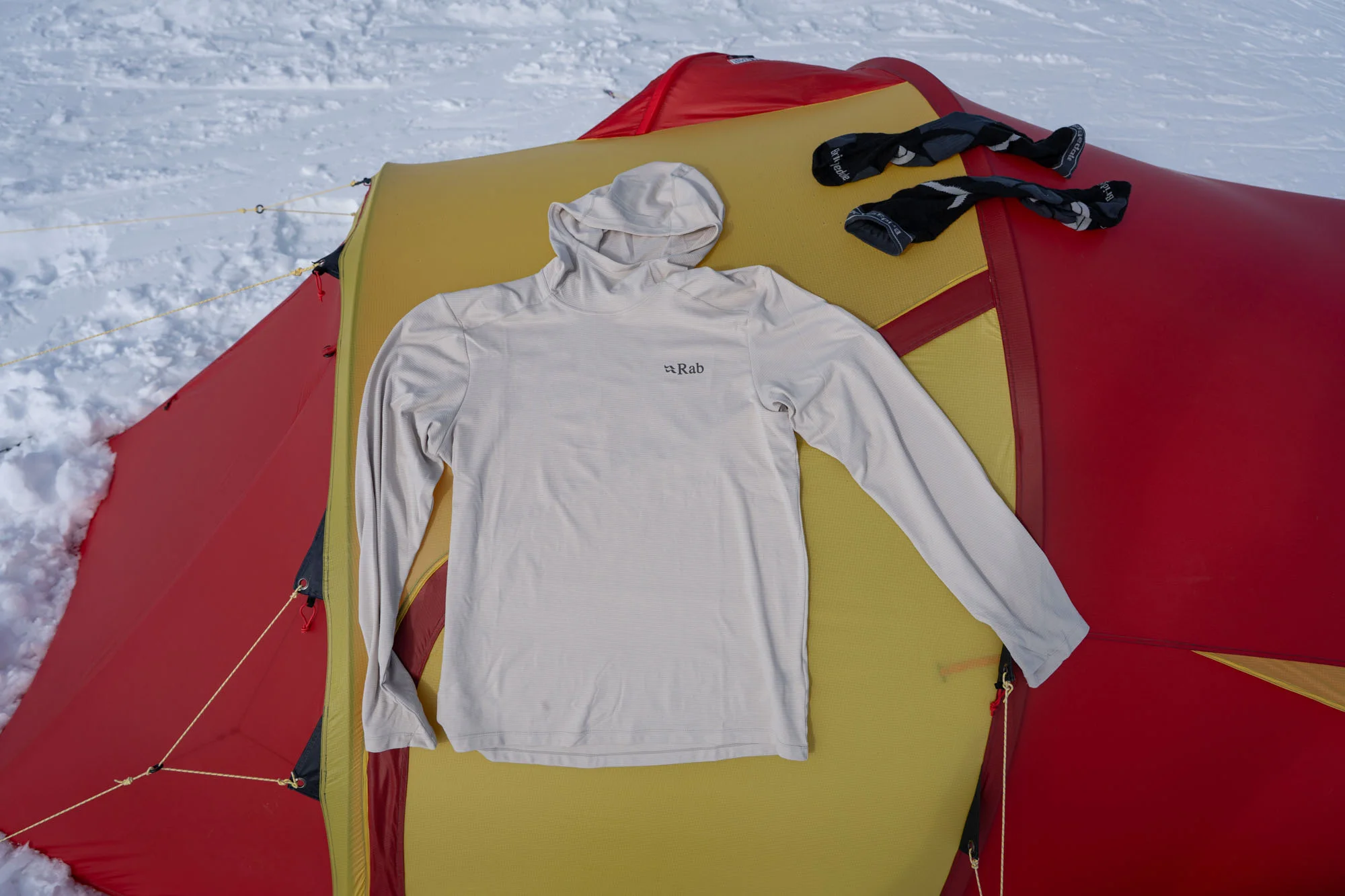 Jemná struktura rychloschnoucí tkaniny s UV ochranou a plochými švy na triku Rab Force Hoody