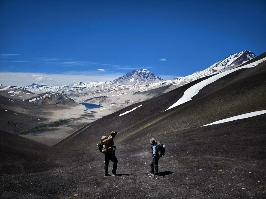dva turistés batohy v sopečné krajině Greater Patagonian Trail