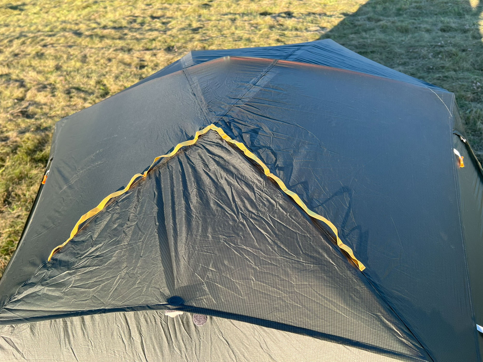 detail střešních poutek pro sušení oblečení na stanu big agnes copper spur ul2 bikepack