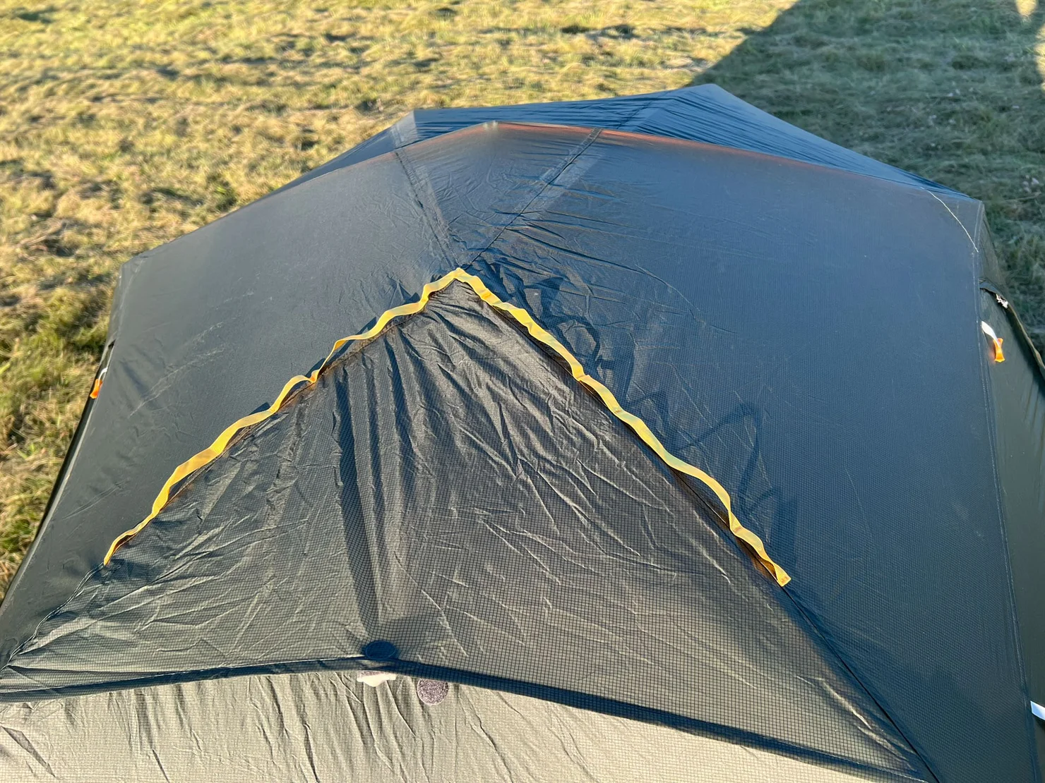 detail střešních poutek pro sušení oblečení na stanu big agnes copper spur ul2 bikepack