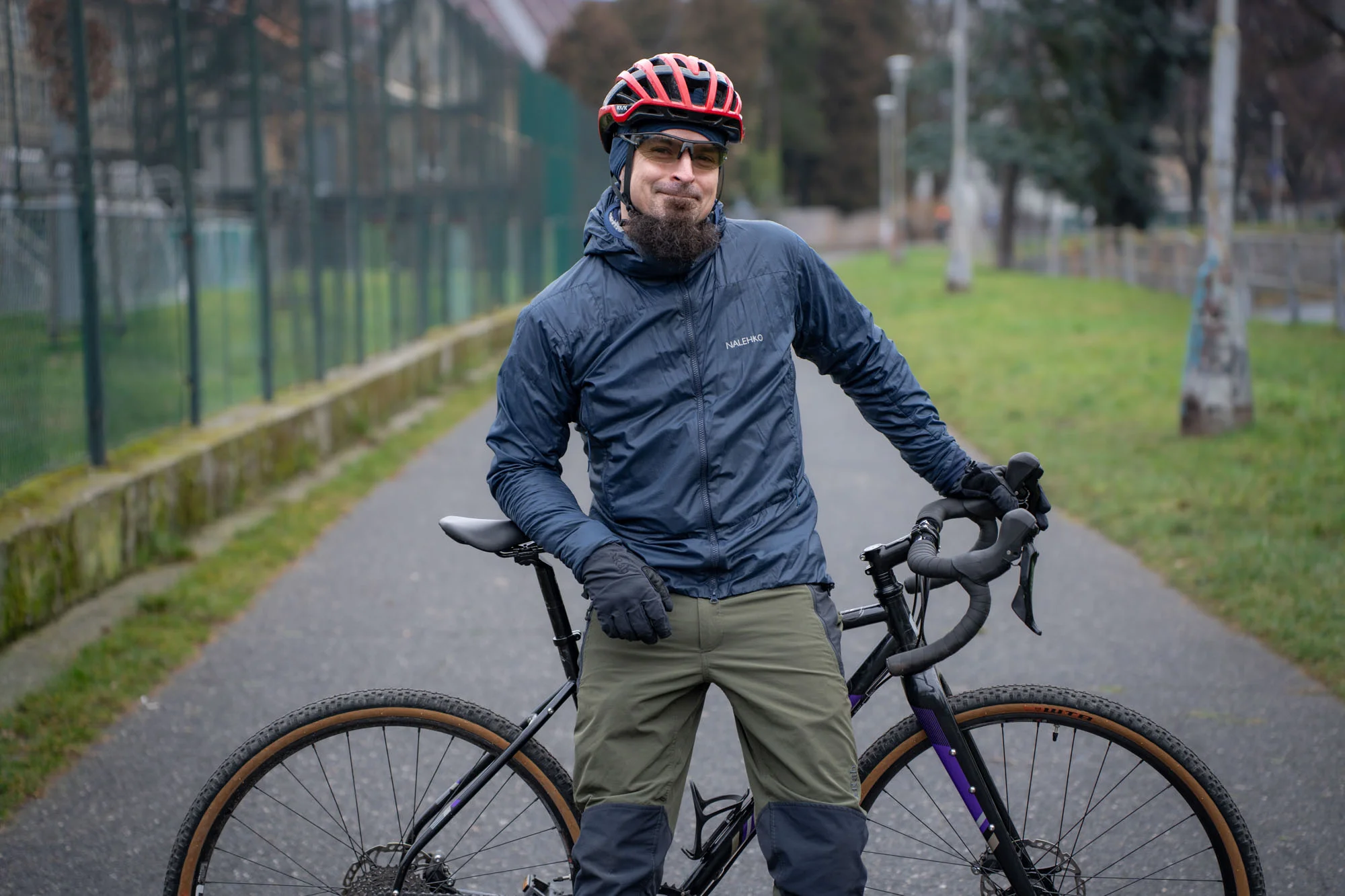 Cyklista na cyklostezce oblečený v bundě Nalehko Alpha Aspiring