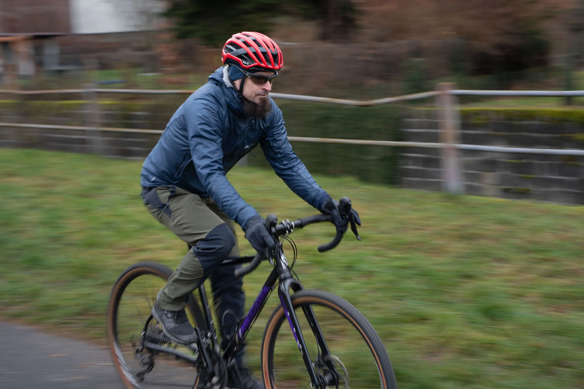 Cyklista v zimním oblečení Nalehko při dojíždění v chladném počasí