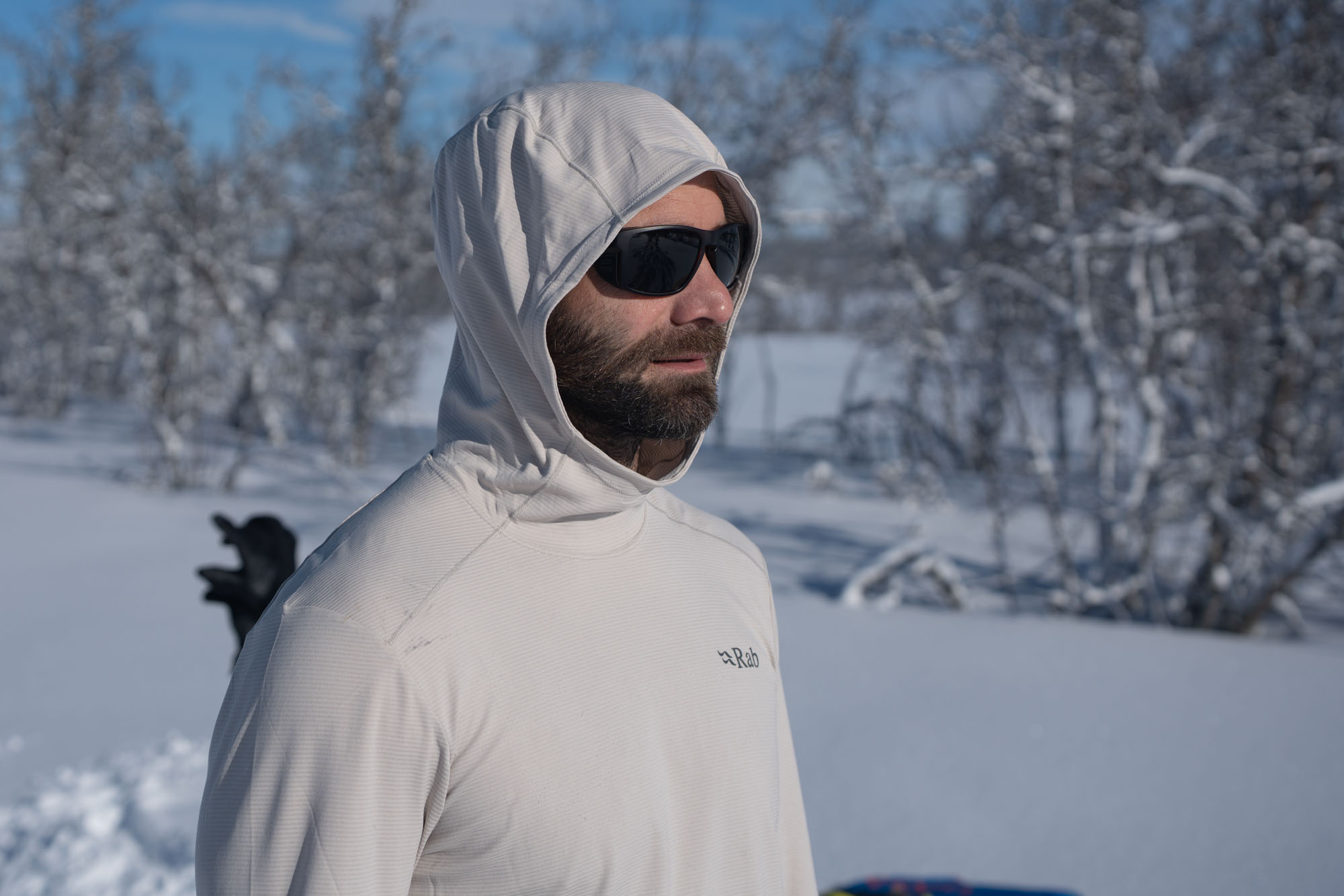 Detail přiléhavé kapuce a zvýšeného límce trika Rab Force Hoody